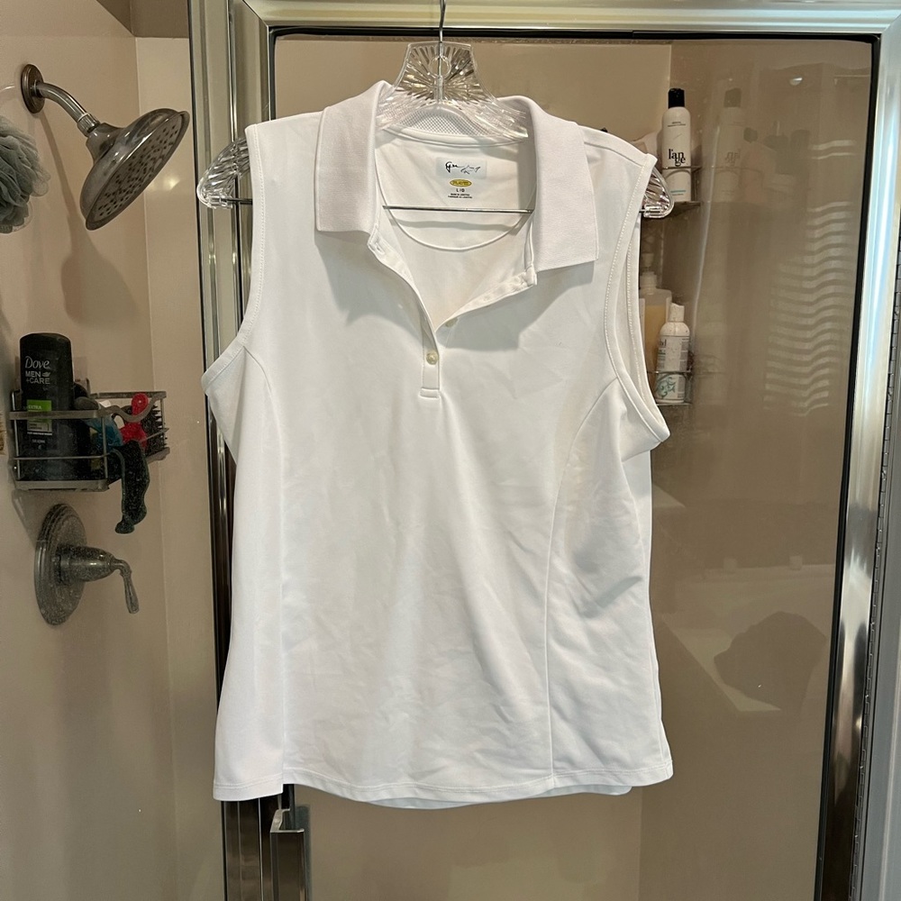 Women’s short sleeve golf shirt.